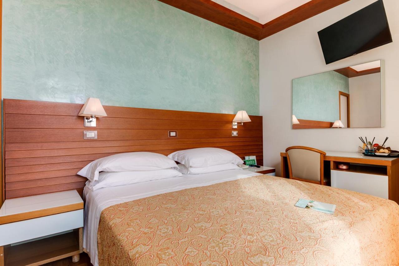 Hotel Margareth Riccione Bagian luar foto
