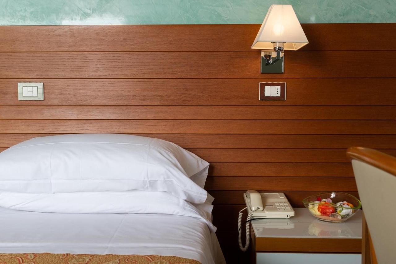Hotel Margareth Riccione Bagian luar foto