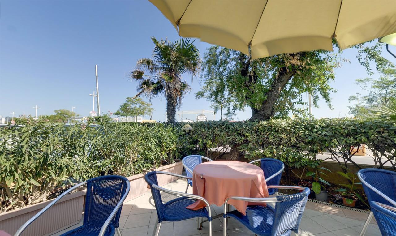 Hotel Margareth Riccione Bagian luar foto